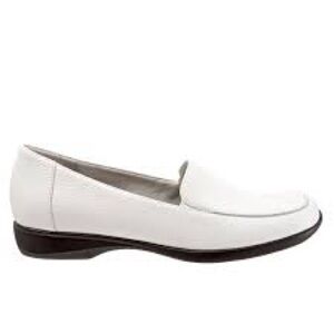 Trotters “Jess” Leather slip on penny loafers shoes size 9M